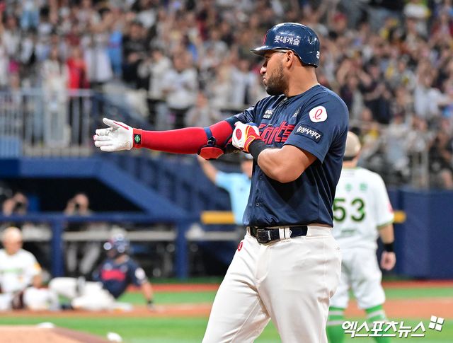  23일 오후 서울 구로구 고척스카이돔에서 열린 '2025 신한 SOL Bank KBO리그' 롯데 자이언츠와 키움 히어로즈의 경기, 7회초 2사 1,2루 롯데 레이예스가 1타점 적시타를 날리고 있다. 엑스포츠뉴스 고척, 김한준 기자