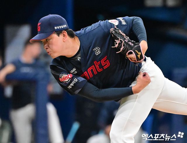 23일 오후 서울 구로구 고척스카이돔에서 열린 '2025 신한 SOL Bank KBO리그' 롯데 자이언츠와 키움 히어로즈의 경기, 9회말 롯데 김원중이 공을 힘차게 던지고 있다. 엑스포츠뉴스 고척, 김한준 기자