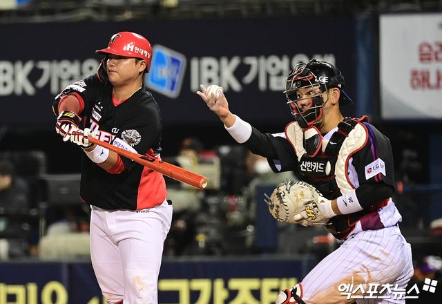 4일 오후 서울 송파구 잠실야구장에서 열린 '2025 신한 SOL Bank KBO리그' KIA 타이거즈와 LG 트윈스의 경기, 5회초 1사 1루 KIA 한준수가 체크스윙 삼진 아웃으로 물러나고 있다. 엑스포츠뉴스 DB