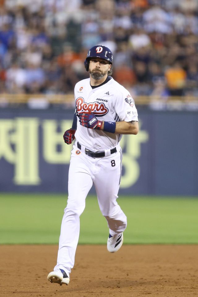 두산 베어스 제이크 케이브가 23일 잠실 한화 이글스전에서 홈런을 친 뒤 베이스를 돌고 있다. 두산 베어스