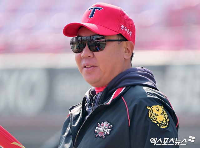 22일 오후 광주기아챔피언스필드에서 열리는 '2025 신한 SOL Bank KBO리그' NC 다이노스와 KIA 타이거즈의 개막전 경기, KIA 이범호 감독이 선수들의 훈련을 지켜보고 있다. 엑스포츠뉴스 DB