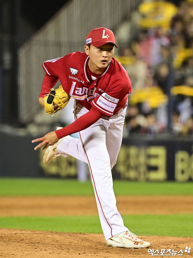 2일 오후 서울 잠실야구장에서 열린 '2025 신한 SOL Bank KBO리그' SSG 랜더스와 LG 트윈스의 경기, 8회말 1사 SSG 김건우가 역투하고 있다. 엑스포츠뉴스 DB