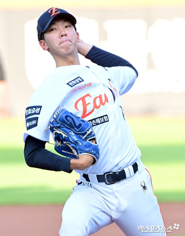 한화 이글스 황준서가 올해 정규시즌 경기에 등판해 역투하고 있다. 엑스포츠뉴스 DB