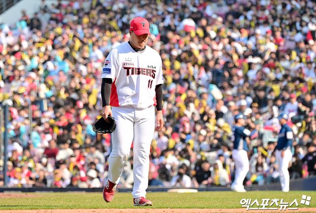 22일 오후 광주기아챔피언스필드에서 열린 '2025 신한 SOL Bank KBO리그' NC 다이노스와 KIA 타이거즈의 개막전 경기, 6회초 1사 만루 KIA 조상우가 마운드를 내려오고 있다. 엑스포츠뉴스 DB