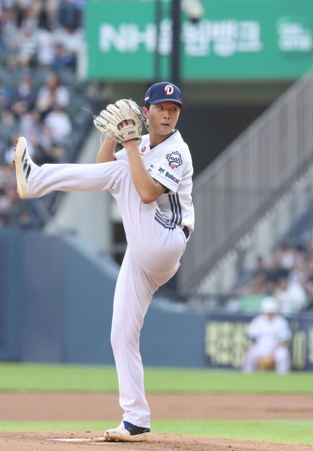 두산 베어스 최민석이 23일 잠실 한화 이글스전에 선발 등판해 투구하고 있다. 두산 베어스