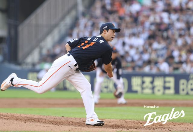 한화 이글스 엄상백이 23일 잠실 두산 베어스전에 구원 등판해 역투하고 있다. 한화 이글스