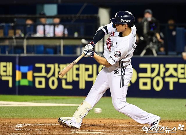 22일 오후 서울 송파구 잠실야구장에서 열린 '2025 신한 SOL Bank KBO리그' 한화 이글스와 두산 베어스의 경기, 한화가 선발투수 문동주의 6이닝 무실점 호투에 힘입어 2:1의 스코어로 승리하며 구단 최초 단일 시즌 두 차례 10연승을 달성했다. 9회말 1사 1루 두산 김재환이 체크스윙 삼진 아웃을 당하고 있다. 엑스포츠뉴스 DB