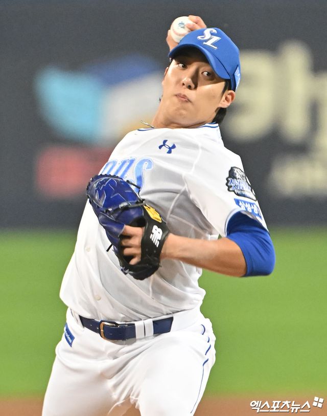 15일 오후 대구삼성라이온즈파크에서 열린 '2024 신한 SOL Bank KBO 포스트시즌' LG 트윈스와 삼성 라이온즈의 플레이오프 2차전 경기, 1회초 삼성 선발투수 원태인이 공을 힘차게 던지고 있다. 엑스포츠뉴스 DB