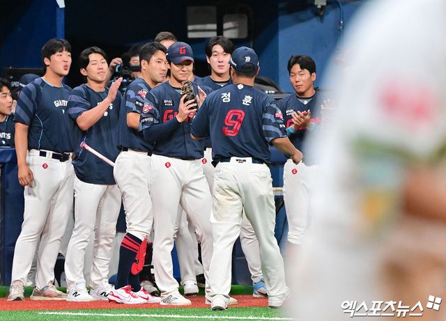 22일 오후 서울 구로구 고척스카이돔에서 열린 '2025 신한 SOL Bank KBO리그' 롯데 자이언츠와 키움 히어로즈의 경기, 6회말 수비를 마친 롯데 홍민기가 하이파이브를 하고 있다. 엑스포츠뉴스 고척, 김한준 기자