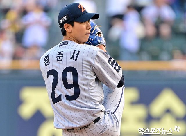 한화 이글스 황준서가 올해 정규시즌 경기에 등판해 투구하고 있다. 엑스포츠뉴스 DB