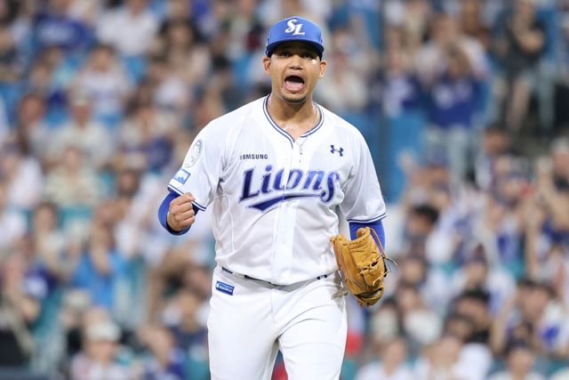 23일 오후 대구삼성라이온즈파크에서 열린 '2025 신한 SOL Bank KBO리그' SSG 랜더스와 삼성 라이온즈의 경기, 삼성 선발투수 헤르손 가라비토가 이닝을 마무리한 뒤 포효하고 있다. 삼성 라이온즈