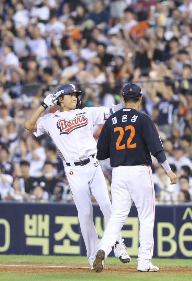 두산 베어스 김대한이 23일 잠실 한화 이글스전에서 세리머니하고 있다. 두산 베어스