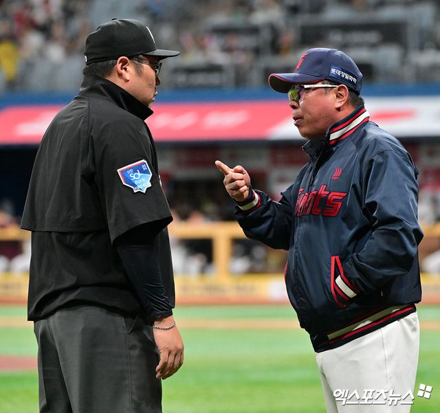30일 오후 서울 구로구 고척스카이돔에서 열린 '2025 신한 SOL Bank KBO리그' 롯데 자이언츠와 키움 히어로즈의 경기, 2회말 키움 송성문의 체크스윙 판정에 대해 롯데 김태형 감독이 강하게 항의하고 있다. 엑스포츠뉴스 DB
