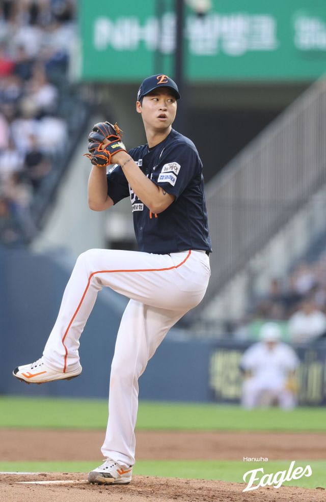 한화 이글스 엄상백이 23일 잠실 두산 베어스전에 구원 등판해 투구하고 있다. 한화 이글스