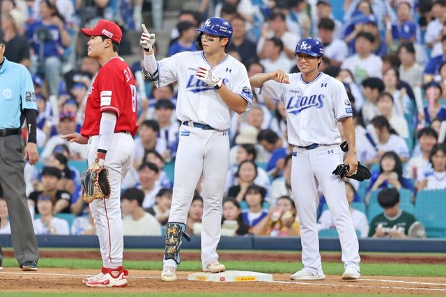 23일 오후 대구삼성라이온즈파크에서 열린 '2025 신한 SOL Bank KBO리그' SSG 랜더스와 삼성 라이온즈의 경기, 3회말 2사 3루 삼성 김영웅이 1타점 적시타를 날린 뒤 세리머니를 하고 있다. 삼성 라이온즈