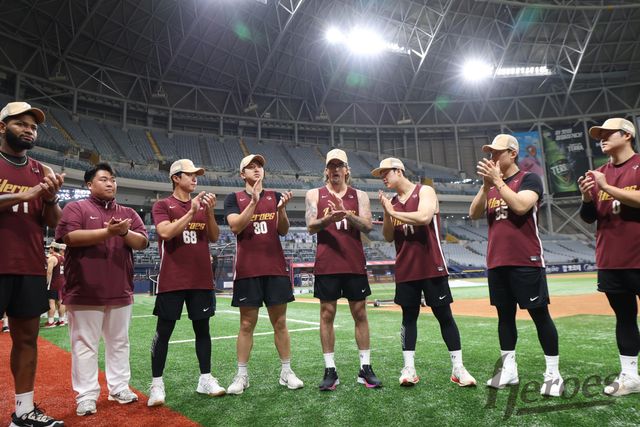 키움 히어로즈가 23일 서울 고척스카이돔에서 열린 2025 신한 SOL Bank KBO리그 롯데 자이언츠와 홈경기 훈련을 앞두고 단기 대체 외국인 선수 라클란 웰스의 송별 행사를 진행했다. 키움 히어로즈