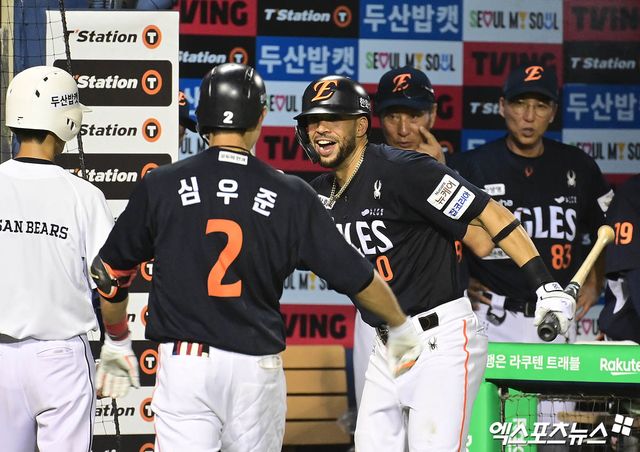 한화 이글스 심우준이 22일 잠실 두산 베어스전에서 홈런을 친 뒤 축하 받고 있다. 잠실, 박지영 기자