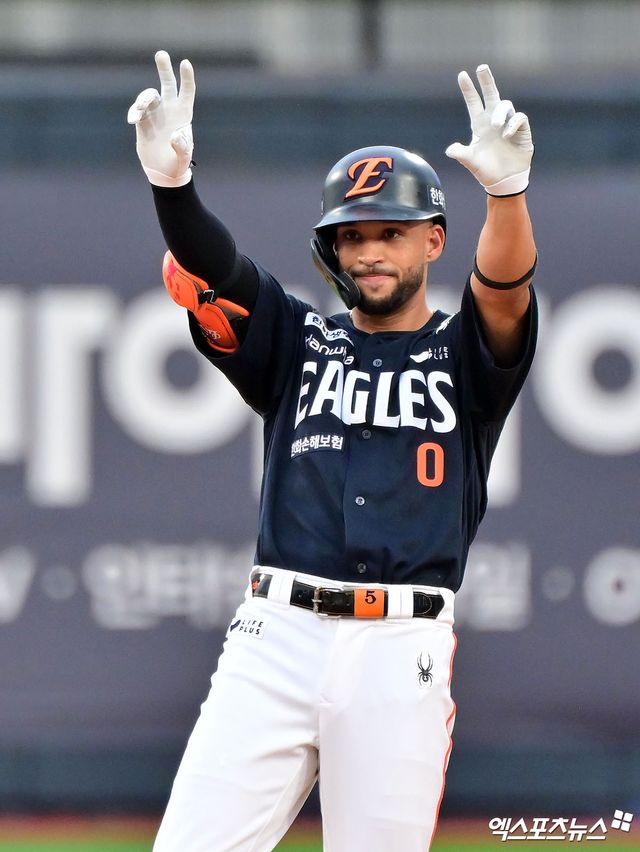 한화 이글스 루이스 리베라토가 올해 정규시즌 경기에서 적시타를 친 뒤 세리머니하고 있다. 엑스포츠뉴스 DB