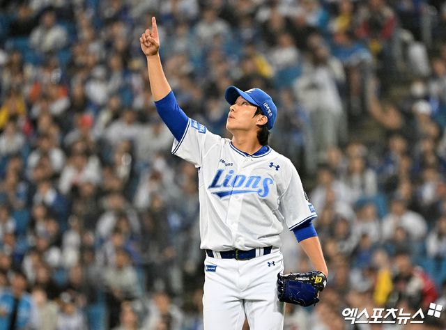 15일 오후 대구삼성라이온즈파크에서 열린 '2024 신한 SOL Bank KBO 포스트시즌' LG 트윈스와 삼성 라이온즈의 플레이오프 2차전 경기, 2회초 2사 2,3루 삼성 선발투수 원태인이 LG 홍창기의 타구 방향을 손으로 가리키고 있다. 엑스포츠뉴스 DB