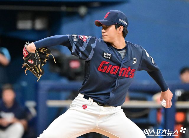 22일 오후 서울 구로구 고척스카이돔에서 열린 '2025 신한 SOL Bank KBO리그' 롯데 자이언츠와 키움 히어로즈의 경기, 6회말 1사 2,3루 롯데 홍민기가 공을 힘차게 던지고 있다. 엑스포츠뉴스 고척, 김한준 기자