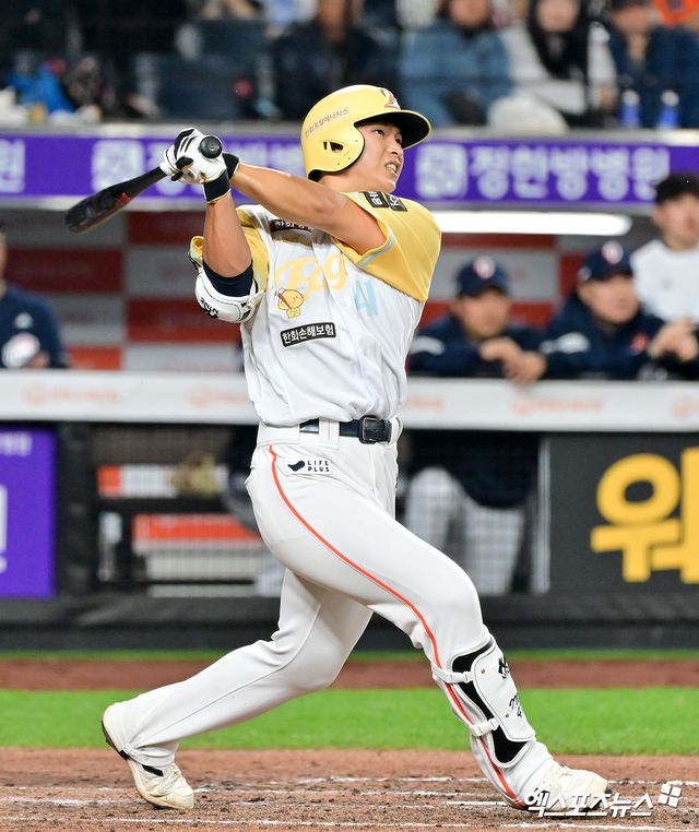 한화 이글스 최인호가 올해 정규시즌 경기에서 타격하고 있다. 엑스포츠뉴스 DB