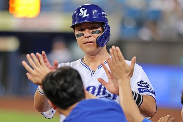 23일 오후 대구삼성라이온즈파크에서 열린 '2025 신한 SOL Bank KBO리그' SSG 랜더스와 삼성 라이온즈의 경기, 6회말 2사 3루 삼성 강민호가 이재현의 2루타 때 득점한 뒤 동료들과 기쁨을 나누고 있다. 삼성 라이온즈