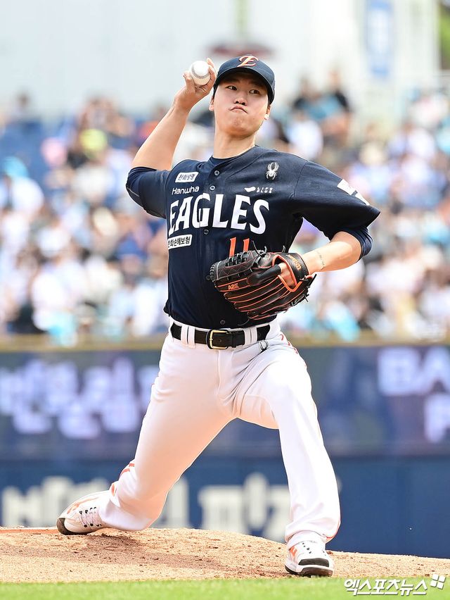 한화 이글스 투수 엄상백이 올해 정규시즌 경기에 등판해 투구하고 있다. 엑스포츠뉴스 DB