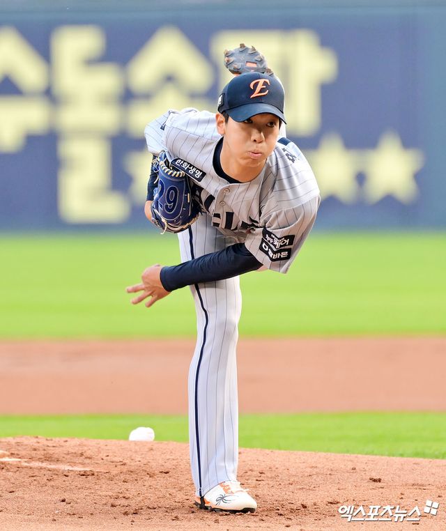한화 이글스 황준서가 올해 정규시즌 경기에 등판해 역투하고 있다. 엑스포츠뉴스 DB