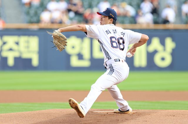 두산 베어스 최민석이 23일 잠실 한화 이글스전에 선발 등판해 투구하고 있다. 두산 베어스
