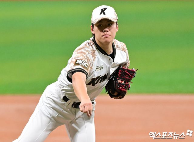 24일 오후 서울 구로구 고척스카이돔에서 열린 '2025 신한 SOL Bank KBO리그' KIA 타이거즈와 키움 히어로즈의 경기, 1회초 키움 선발투수 김윤하가 공을 힘차게 던지고 있다. 엑스포츠뉴스 DB