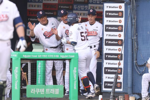 오른쪽에 선 두산 베어스 조성환 감독대행이 23일 잠실 한화 이글스전에서 홈런을 치고 온 박준순과 하이파이브하고 있다. 두산 베어스