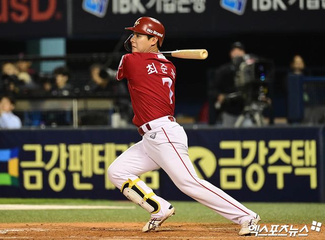 2일 오후 서울 잠실야구장에서 열린 '2025 신한 SOL Bank KBO리그' SSG 랜더스와 LG 트윈스의 경기, 8회초 2사 SSG 최준우가 타격하고 있다. 엑스포츠뉴스 DB