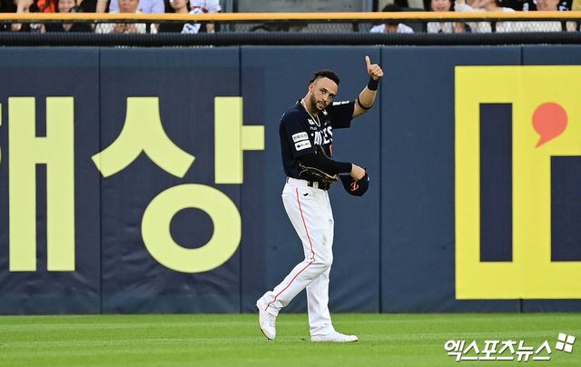 한화 이글스 루이스 리베라토가 22일 잠실 두산 베어스전에서 호수비를 펼친 뒤 세리머니하고 있다. 잠실, 박지영 기자