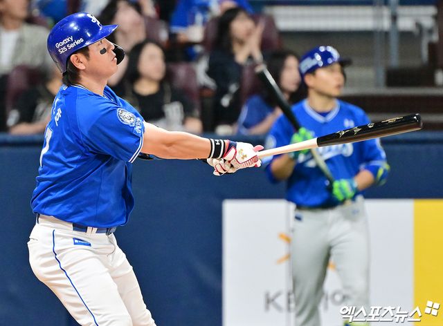 20일 오후 서울 구로구 고척스카이돔에서 열린 '2025 신한 SOL Bank KBO리그' 삼성 라이온즈와 키움 히어로즈의 경기, 8회초 1사 1루 삼성 강민호가 타격을 하고 있다. 결과는 중견수 플라이 아웃. 엑스포츠뉴스 DB