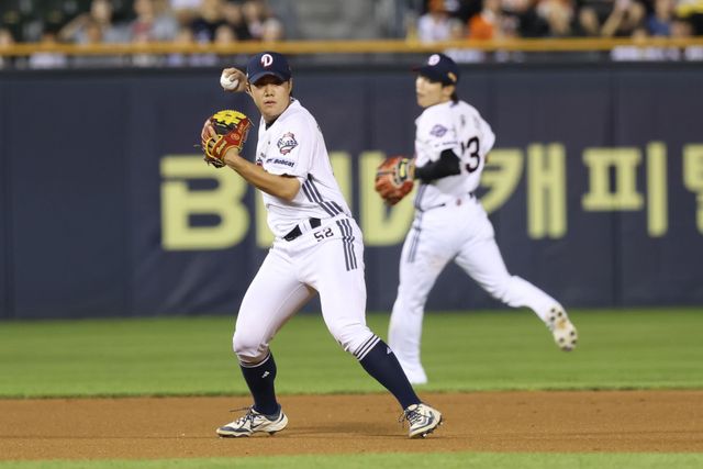 두산 베어스 박준순이 23일 잠실 한화 이글스전에서 수비하고 있다. 두산 베어스