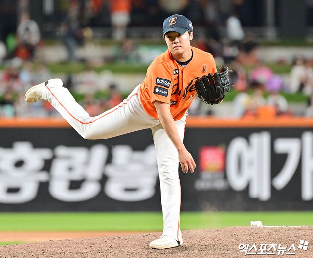 한화 이글스 신인 투수 정우주가 올해 정규시즌 경기에 등판해 투구하고 있다. 엑스포츠뉴스 DB