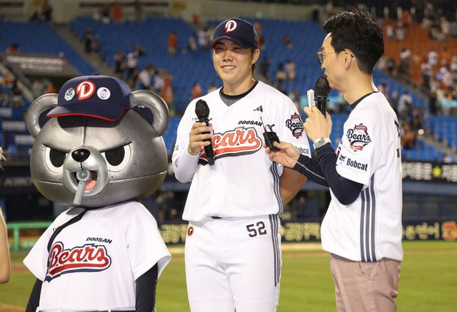 두산 베어스 박준순이 23일 잠실 한화 이글스전에서 활약 후 수훈 인터뷰에 임하고 있다. 두산 베어스