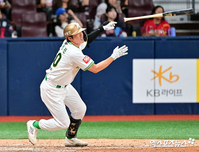 23일 오후 서울 구로구 고척스카이돔에서 열린 '2025 신한 SOL Bank KBO리그' 롯데 자이언츠와 키움 히어로즈의 경기, 7회말 2사 2루 키움 오선진이 1타점 2루타를 날리고 있다. 엑스포츠뉴스 고척, 김한준 기자