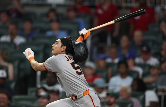 샌프란시스코 자이언츠 이정후는 23일(한국시간) 미국 조지아주 애틀랜타의 트루이스트파크에서 열린 2025 미국 메이저리그(MLB) 애틀랜타 브레이브스와의 원정경기에 1번타자 겸 중견수로 선발 출전, 4타수 무안타 1볼넷을 기록했다. 수비에서는 한 차례 인상적인 모습을 남기며 지난 경기 아쉬움을 만회했다. 연합뉴스