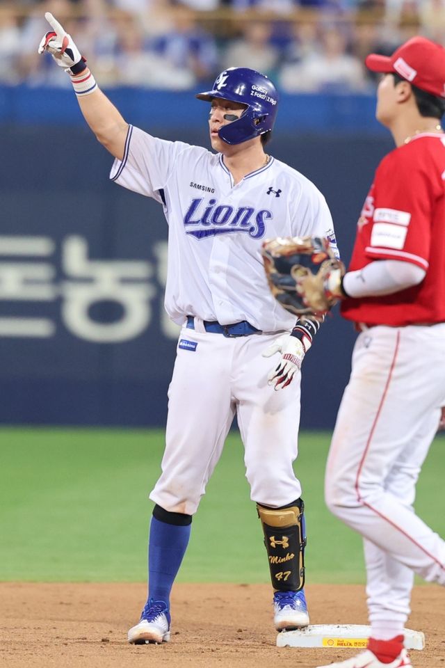 23일 오후 대구삼성라이온즈파크에서 열린 '2025 신한 SOL Bank KBO리그' SSG 랜더스와 삼성 라이온즈의 경기, 6회말 1사 1, 2루 삼성 강민호가 2타점 적시타를 날린 뒤 세리머니를 하고 있다. 삼성 라이온즈