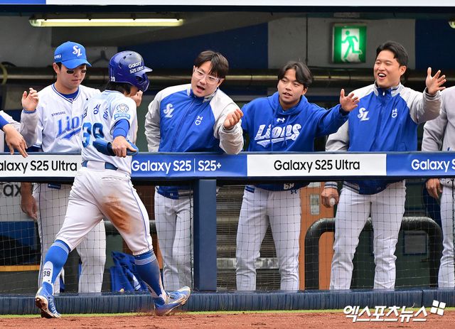 5일 오후 대구삼성라이온즈파크에서 열린 '2025 신한 SOL Bank KBO리그' 한화 이글스와 삼성 라이온즈의 경기, 3회말 2사 1,2루 삼성 김성윤이 강민호의 1타점 적시타때 득점에 성공한 후 더그아웃에서 하이파이브를 하고 있다. 엑스포츠뉴스 DB
