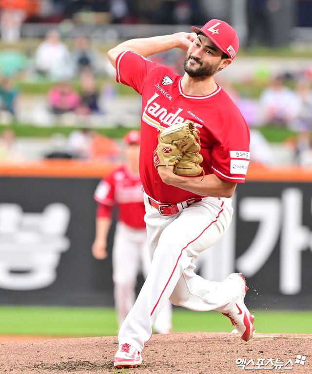 17일 오후 대전 한화생명 볼파크에서 열린 '2025 신한 SOL Bank KBO리그' SSG 랜더스와 한화 이글스의 더블헤더 2차전 경기, 1회말 SSG 선발투수 화이트가 공을 힘차게 던지고 있다. 엑스포츠뉴스 DB