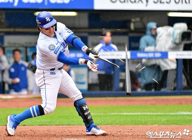 5일 오후 대구삼성라이온즈파크에서 열린 '2025 신한 SOL Bank KBO리그' 한화 이글스와 삼성 라이온즈의 경기, 5회말 2사 1,2루 삼성 강민호가 1타점 적시타를 날리고 있다. 엑스포츠뉴스 DB