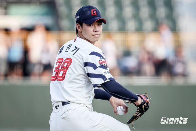 22일 오후 서울 구로구 고척스카이돔에서 열린 '2025 신한 SOL Bank KBO리그' 롯데 자이언츠와 키움 히어로즈의 경기, 팀의 3번째 투수로 구원 등판한 홍민기가 ⅔이닝 3피안타 1볼넷 3실점을 기록하고 마운드를 내려갔다. 롯데 자이언츠