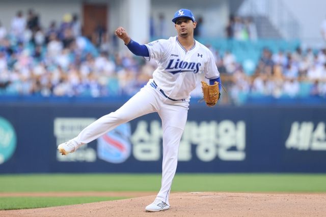 23일 오후 대구삼성라이온즈파크에서 열린 '2025 신한 SOL Bank KBO리그' SSG 랜더스와 삼성 라이온즈의 경기, 삼성 선발투수 헤르손 가라비토가 공을 힘차게 던지고 있다. 삼성 라이온즈