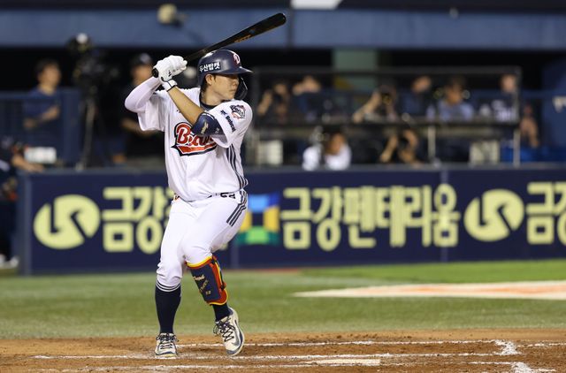 두산 베어스 박준순이 23일 잠실 한화 이글스전에서 타격하고 있다. 두산 베어스