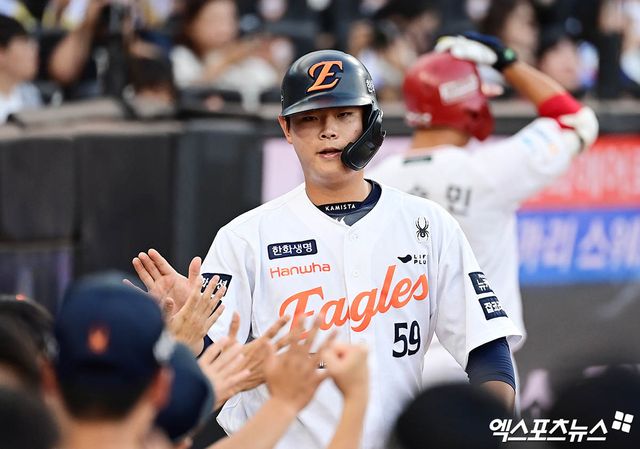 한화 이글스 허인서가 올해 정규시즌 경기에서 득점 후 축하 받고 있다. 엑스포츠뉴스 DB