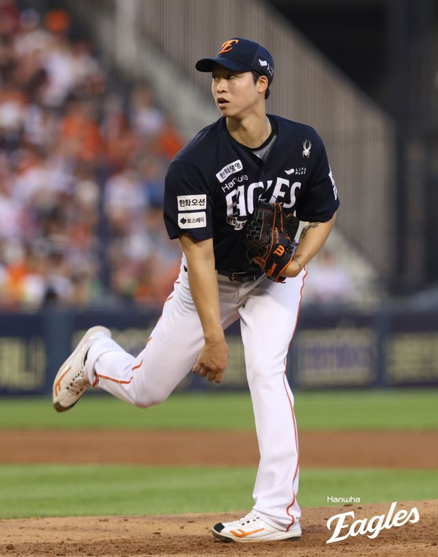 한화 이글스 엄상백이 23일 잠실 두산 베어스전에 구원 등판해 투구하고 있다. 한화 이글스