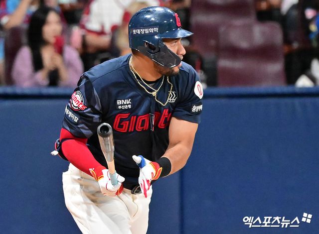 23일 오후 서울 구로구 고척스카이돔에서 열린 '2025 신한 SOL Bank KBO리그' 롯데 자이언츠와 키움 히어로즈의 경기, 5회초 2사 만루 롯데 레이예스가 2타점 2루타를 날리고 있다. 엑스포츠뉴스 고척, 김한준 기자