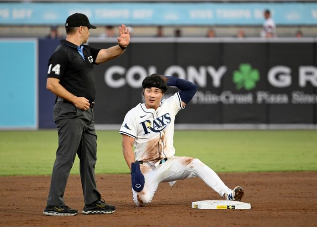 23일 경기에 결장한 탬파베이 레이스 내야수 김하성이 순조로운 회복세를 보이고 있다. 케빈 캐시 탬파베이 감독은 김하성의 몸 상태가 나아졌으며, 상황이 되면 교체 출전할 수 있다고 전했다. 다만 김하성은 24일 경기에 나서지 않고 회복에 집중했다. AP 연합뉴스